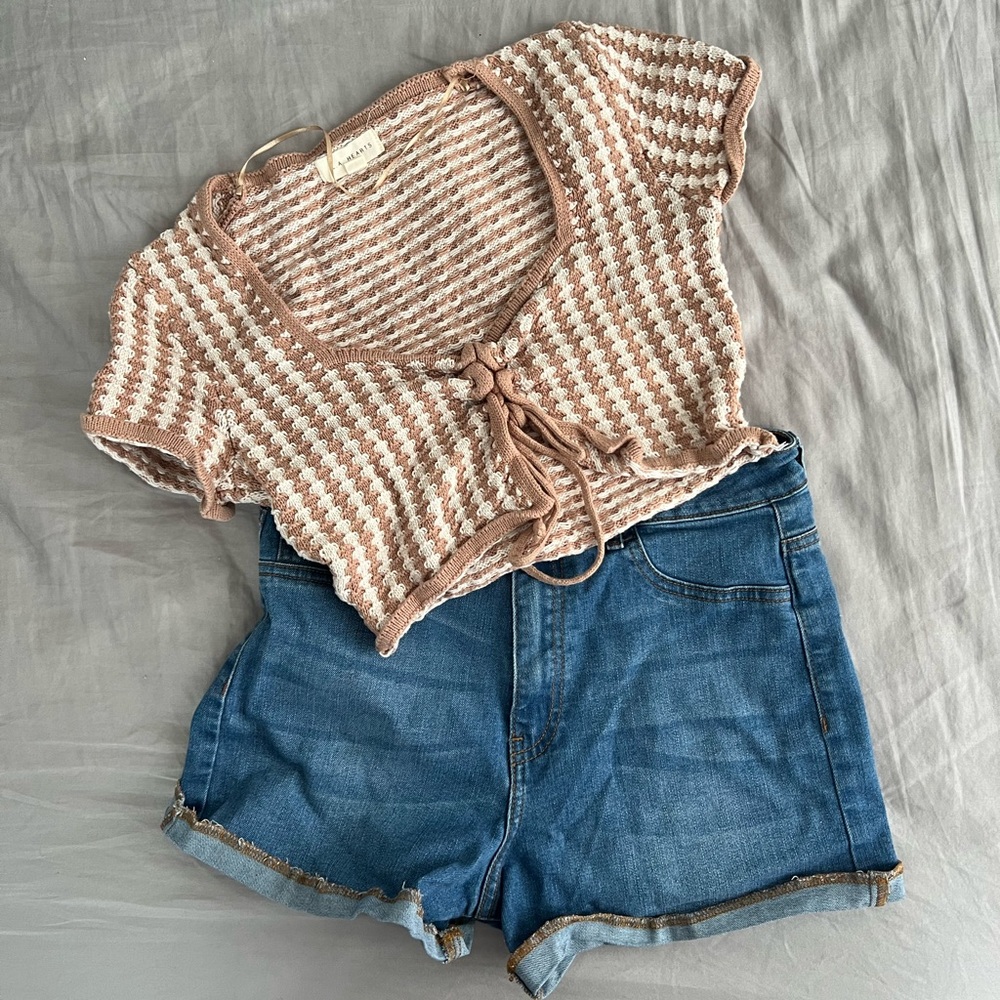 Ridged effect medium wash high waisted denim shorts